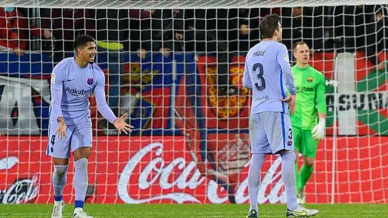 ردّة فعل ثنائي برشلونة الاوروغوياني رونالد أراوجو وجيرار بيكيه بعدما سجّل اوساسونا هدف التعادل خلال المباراة التي جمعت الفريقين في الدوري الإسباني لكرة القدم 