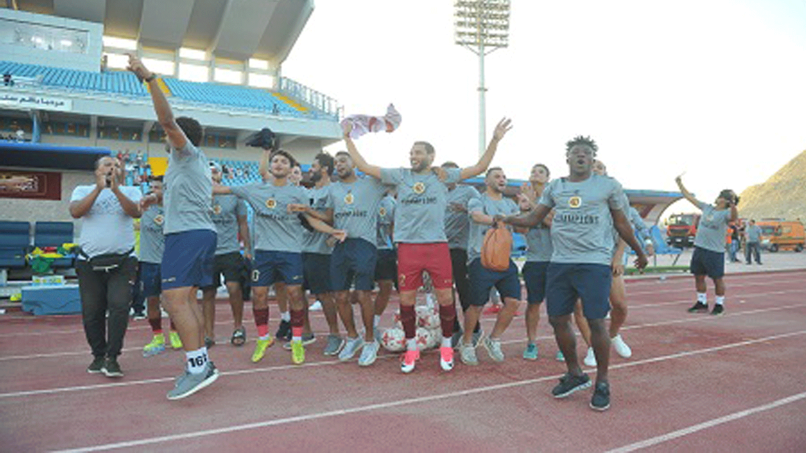لاعبو نادي كليوباترا يحتفلون بعد تأهلهم للدوري المصري الممتاز