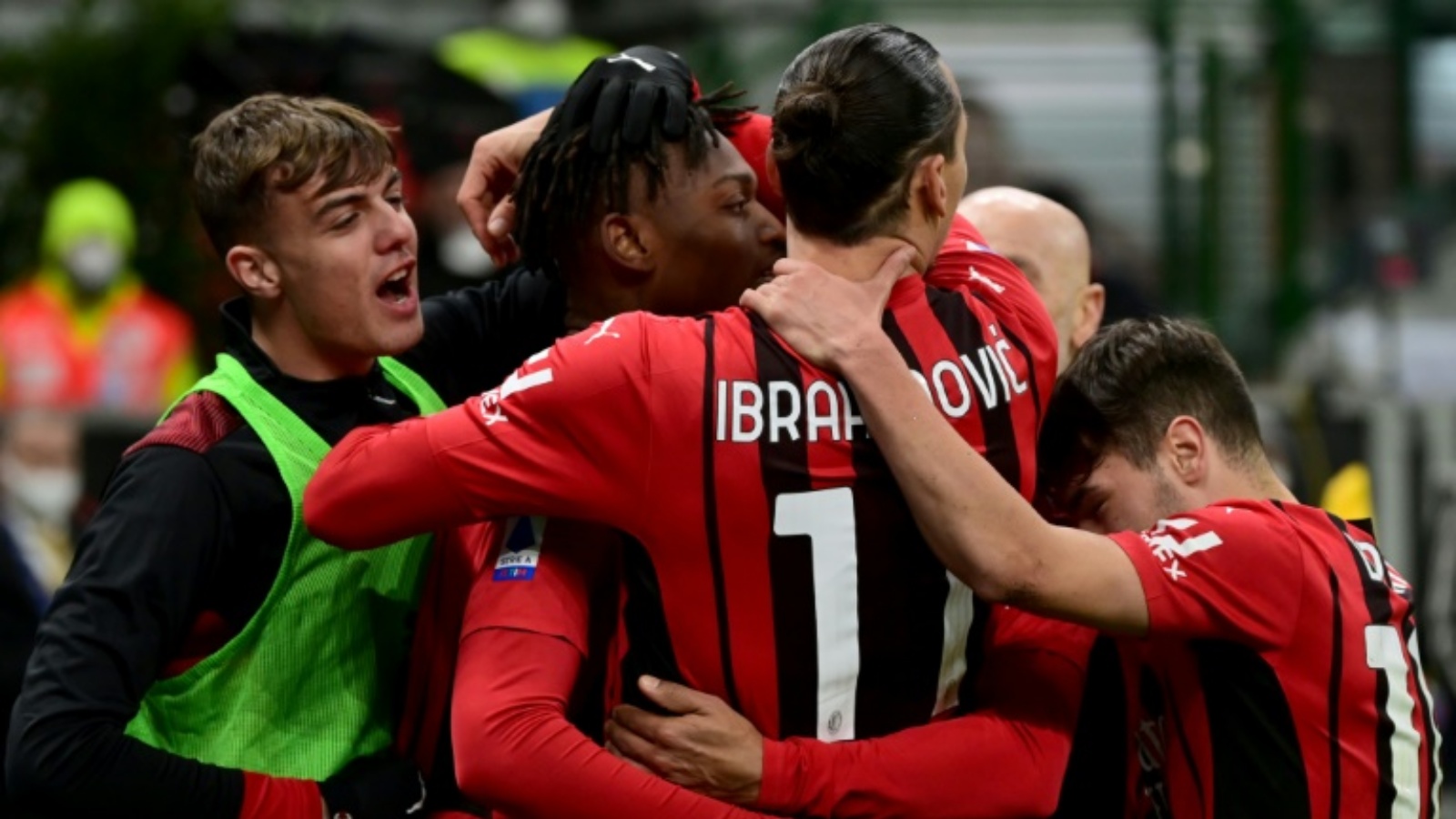 البرتغالي رافايل لياو يحتفل مع زملائه في ميلان بتسجيل هدف ضد روما في الدوري الإيطالي لكرة القدم على ملعب سان سيرو في 6 كانون الثاني/يناير 2022