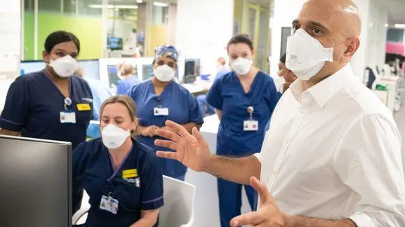 وزير الصحة البريطاني خلال جولته في مستشفى كينغز كوليدج