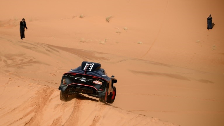 الاسباني كارلوس ساينس خلال المرحلة الثالثة من رالي دكار في صحراء السعودية في 4 كانون الثاني/يناير 2021