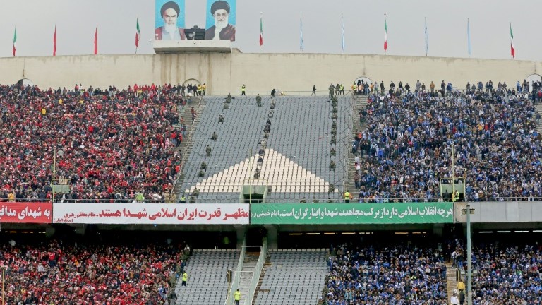 مشجعو ناديي استقلال (يمين) وبرسبوليس (يسار) الإيرانيين خلال مواجهة الفريقين على استاد أزادي في العاصمة طهران في 12 شباط/فبراير 2017