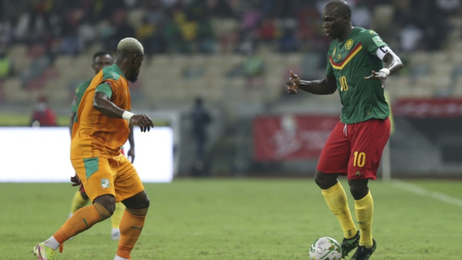 قائد الكاميرون فنسان أبوبكر (يمين) خلال مواجهة ساحل العاج في ياوندي ضمن تصفيات كأس العالم
