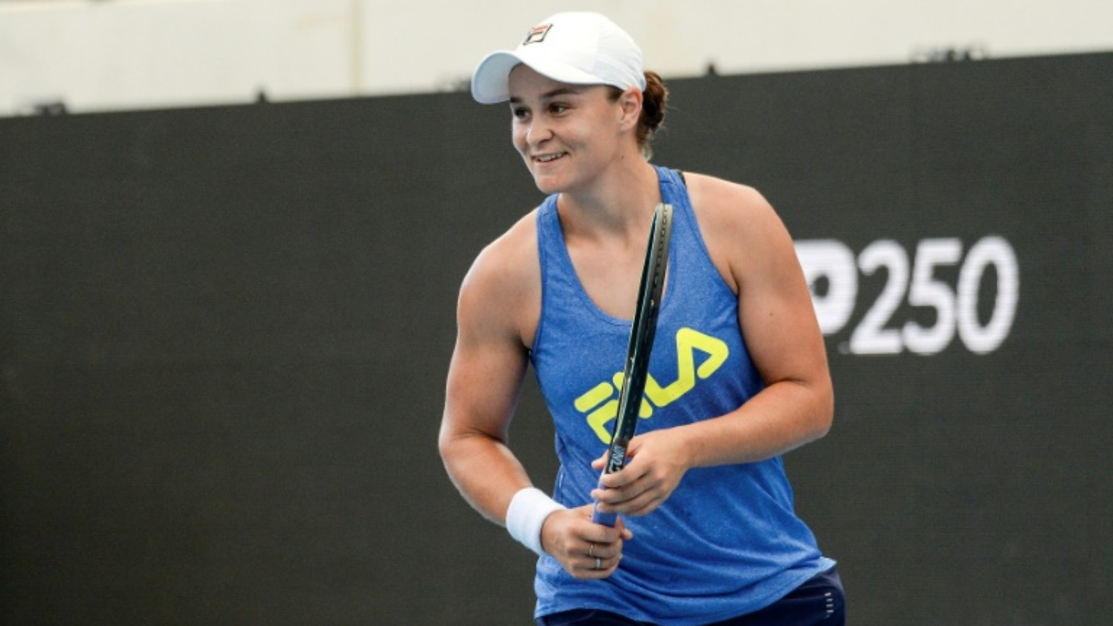الأسترالية آشلي بارتي في حصة تدريبية استعداداً للمشاركة في دورة أديلاييد في كرة المضرب. الثالث من كانون الثاني/يناير 2022