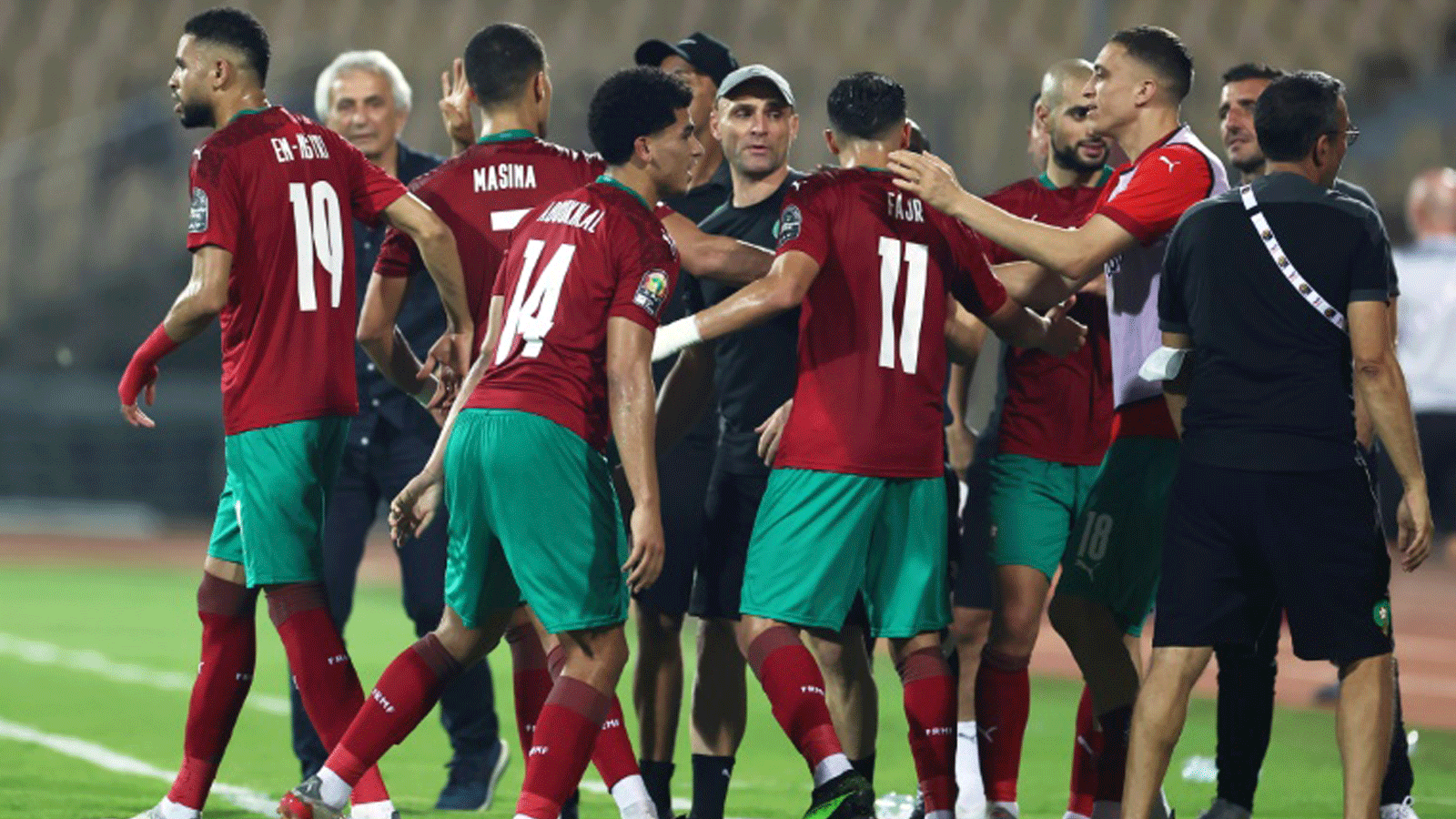 لاعبو المغرب يحتفلون بعد الفوز على جزر القمر 2-صفر في الجولة الثانية من منافسات المجموعة الثالثة ضمن نهائيات كأس أمم إفريقيا في الكاميرون في 14 كانون الثاني/يناير 2022
