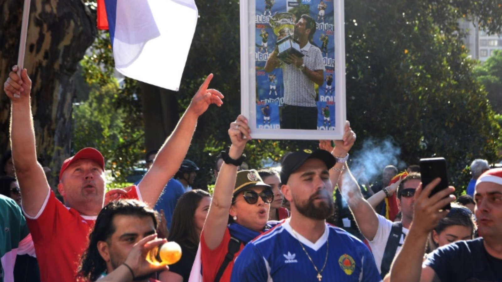 أشخاص من الجالية الصربية في أستراليا يتظاهرون خارج مكان احتجاز نوفاك ديوكوفيتش في ملبورن