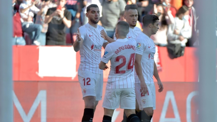 لاعبو اشبيلية يحتفلون بهدف الفوز في مرمى خيتافي (1-صفر) في الدوري الإسباني في التاسع من كانون الثاني/يناير 2022.