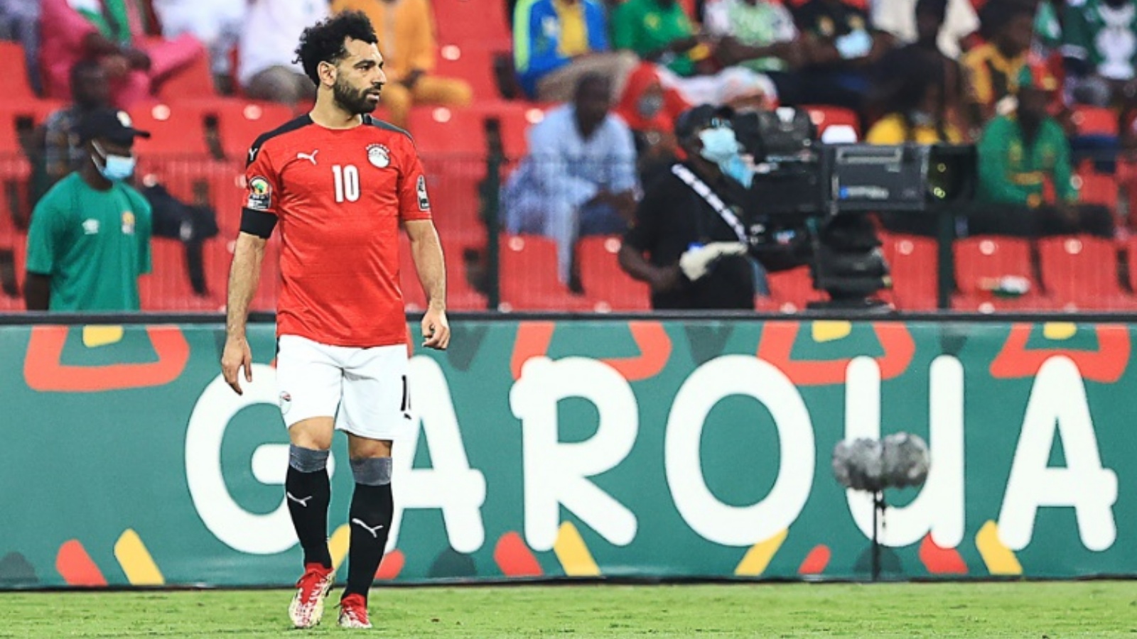 محمد صلاح خلال المباراة ضد نيجيريا في الجولة الأولى من دور المجموعات لنهائيات كأس الأمم الإفريقية في الكاميرون في 11 كانون الثاني/يناير 2022.