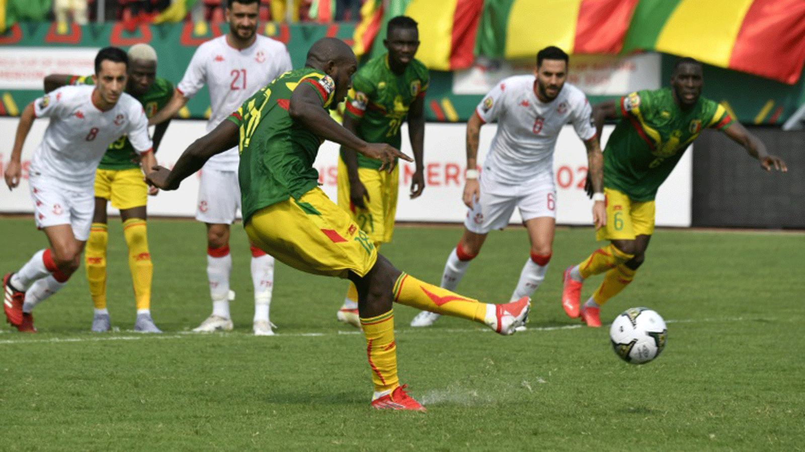 ابراهيما كوندي يسجل ركلة جزاء لمالي ضد تونس في دور المجموعات من كأس أمم أفريقيا لكرة القدم في 12 كانون الثاني/يناير 2022 في ليمبي في الكاميرون