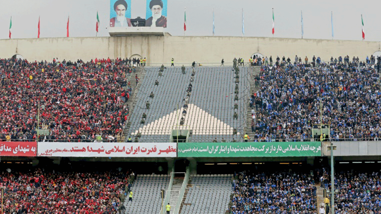 مشجعو ناديي استقلال (يمين) وبرسبوليس (يسار) خلال مواجهة الفريقين على استاد أزادي في العاصمة طهران في 12 شباط/فبراير 2017