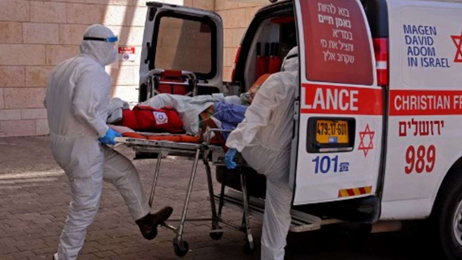 عمال صحة ينقلون رجلًا إلى العناية الخاصة بفيروس كورونا في إسرائيل