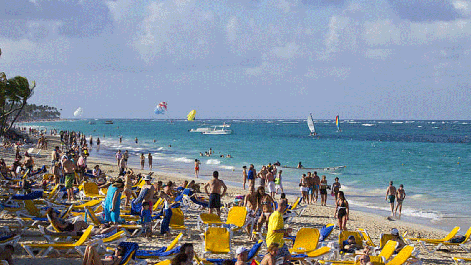 السياح يستريحون على شاطئ بافارو، في بونتا كانا، جمهورية الدومينيكان، في 16 كانون الثاني/يناير 2012