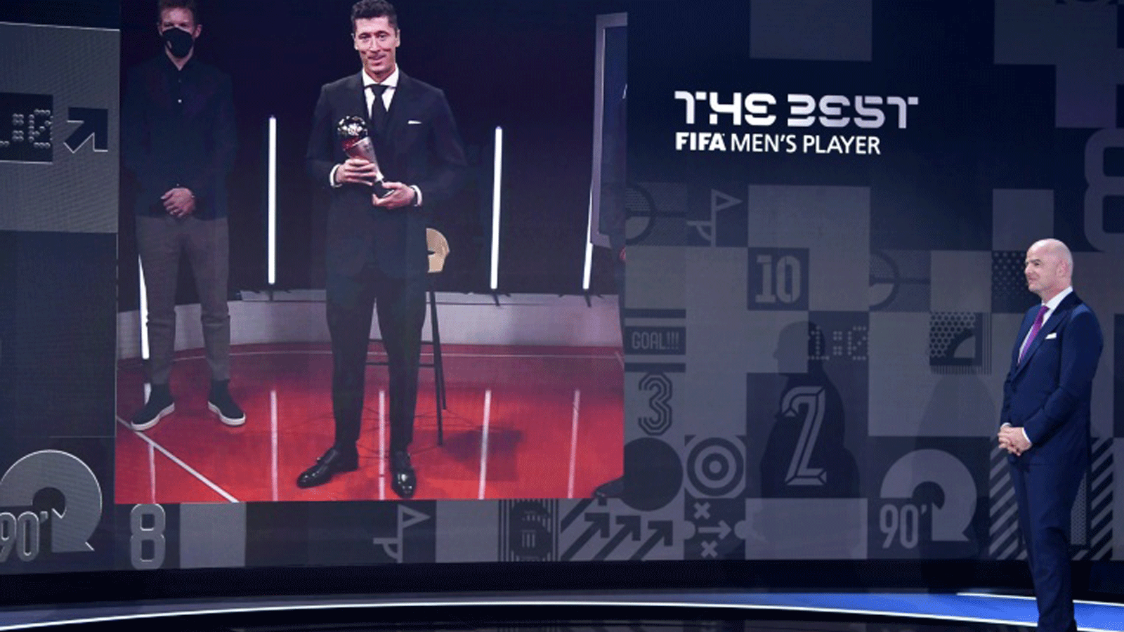 مهاجم بايرن ميونيخ البولندي روبرت ليفاندوفسكي الذي يظهر على الشاشة تُوج أفضل لاعب في جوائز الاتحاد الدولي لكرة القدم 