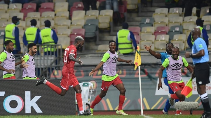 مدافع غينيا الاستوائية استيبان اوبيانغ محتفلا بتسجيله هدف الفوز في مرمى الجزائر في كأس الامم الافريقية. 16 كانون الثاني/يناير 2022
