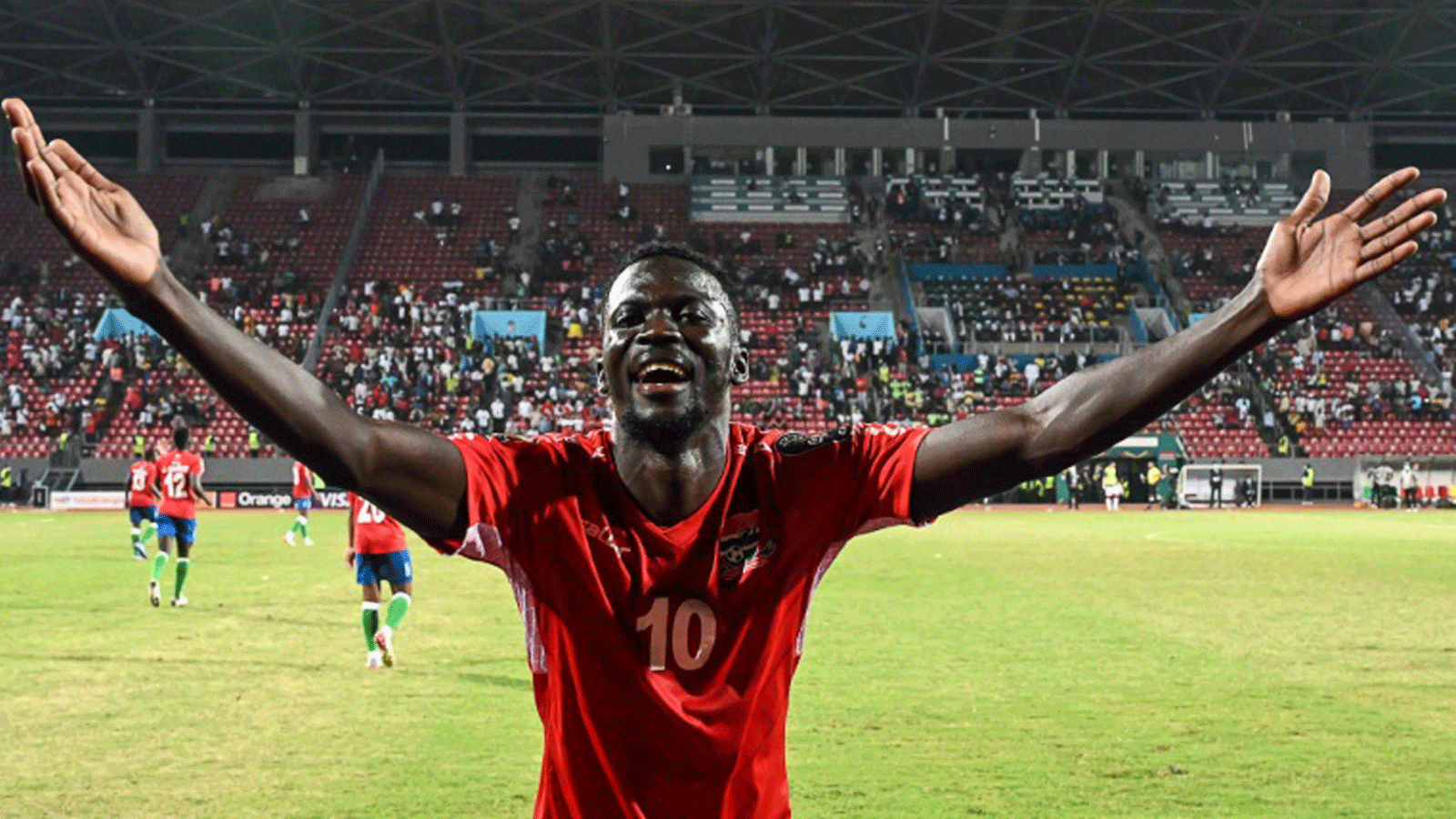 نجم منتخب غامبيا موسى بارو يحتفل بهدف الفوز في مرمى تونس (1-صفر) في الجولة الثالثة الاخيرة من دور المجموعات لكأس الأمم الأفريقية في الكاميرون في 20 كانون الثاني/يناير 2022.