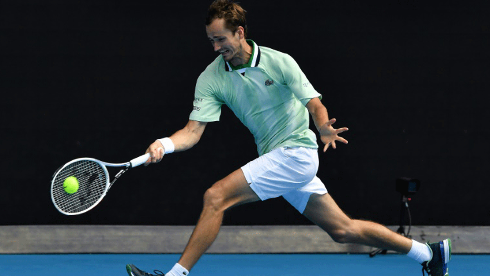 الروسي دانييل مدفيديف خلال مباراته ضد السويسري هنري لاكسونن في الدور الأول لبطولة أستراليا المفتوحة في كرة المضرب في 18 كانون الثاني/يناير 2022.
