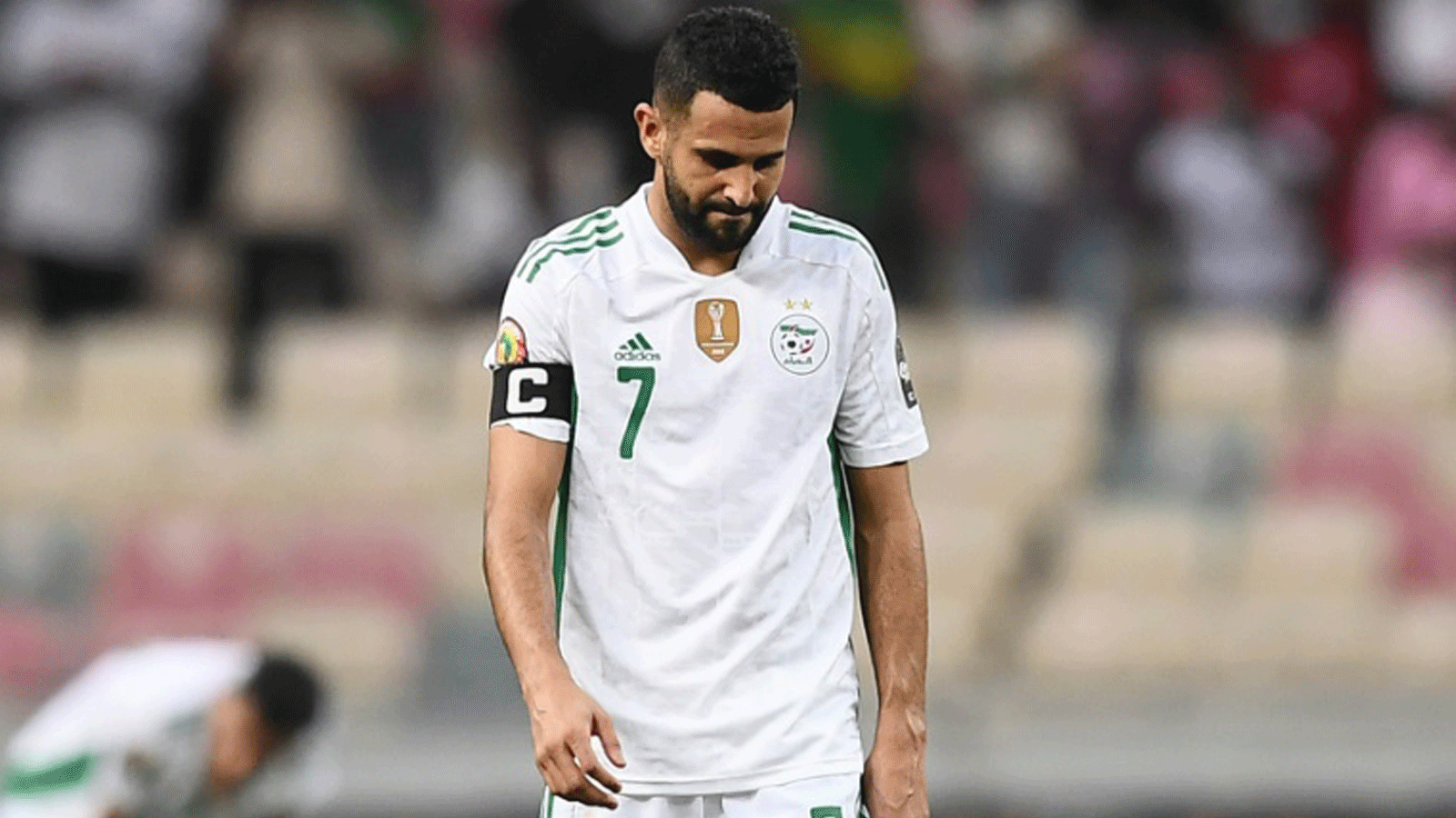 قائد المنتخب الجزائري رياض محرز مستاء عقب الخسارة أمام ساحل العاج 1-3 في الجولة الاخيرة من دور المجموعات لكأس الأمم الأفريقية في الكاميرون في 20 كانون الثاني/يناير 2022.