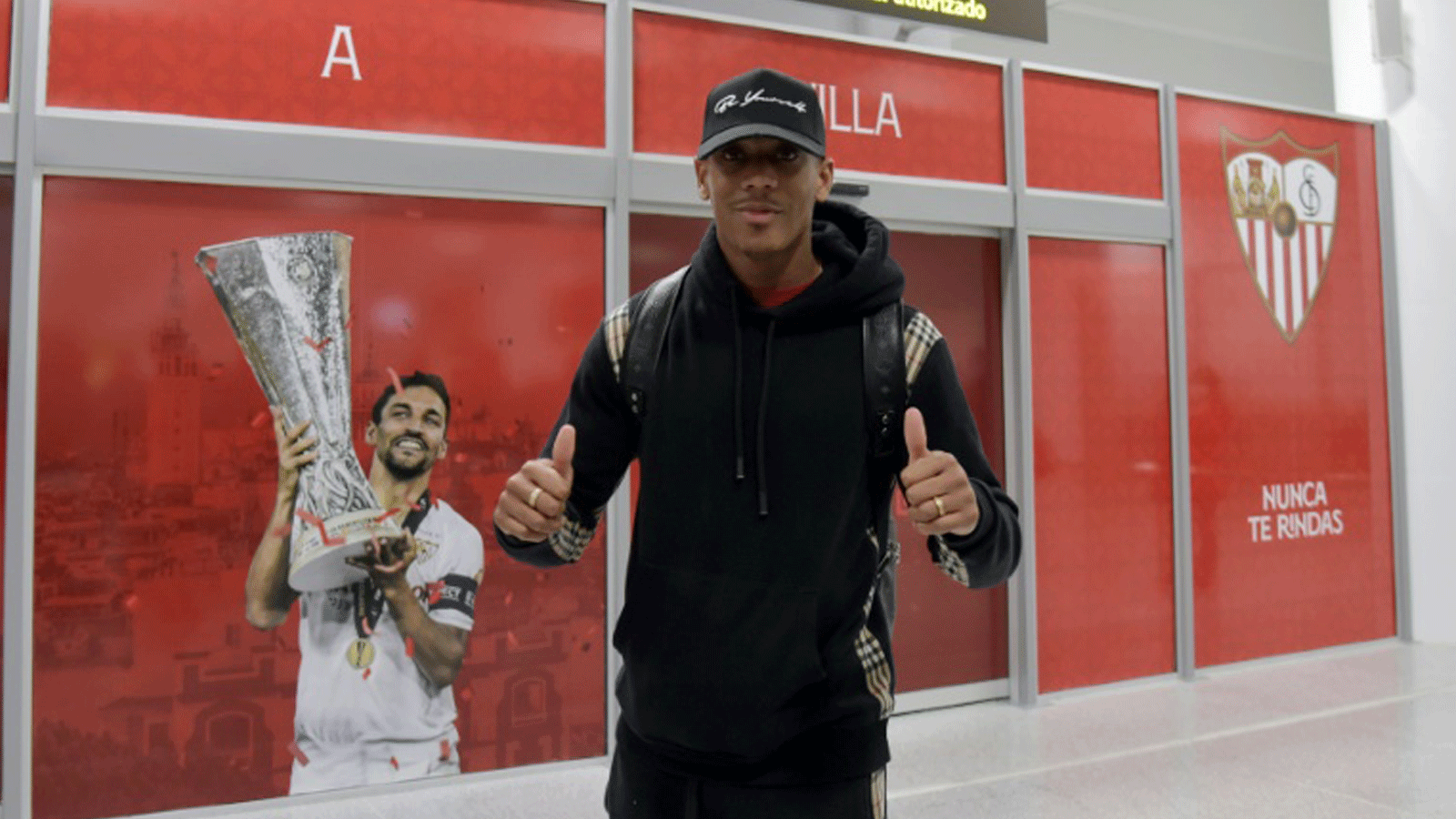 مارسيال في مطار إشبيلية قبل توقيعه مع النادي الأندلسي