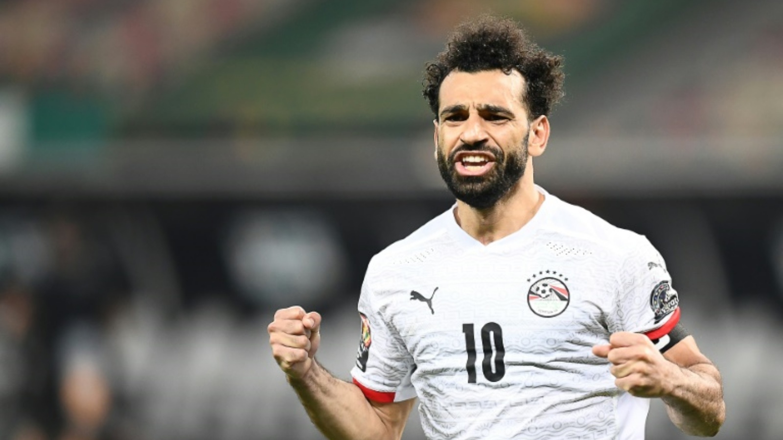 قائد المنتخب المصري محمد صلاح يحتفل بالتأهل إلى الدور ربع النهائي لنهائيات كأس الأمم الإفريقية في الكاميرون في 26 يناير 2022.