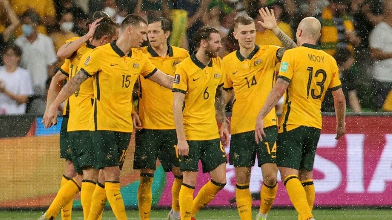 لاعبو أستراليا يحتفلون بعد التسجيل في مرمى فيتنام