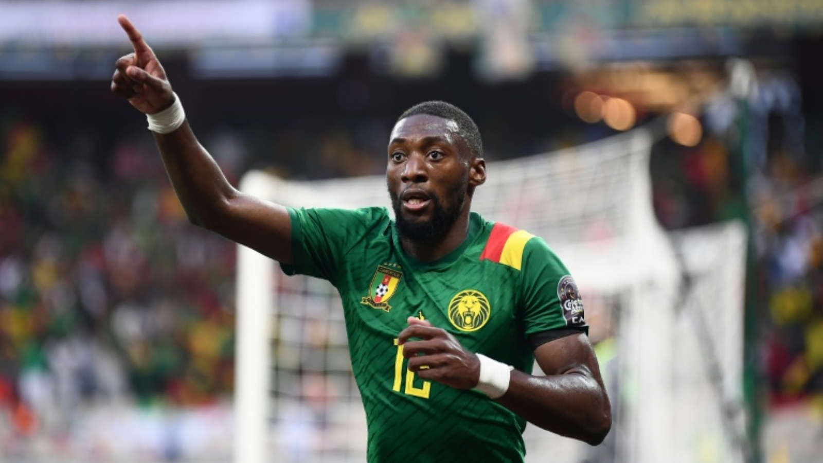 مهاجم الكاميرون كارل توكو إيكامبي يحتفل بثنائية الفوز على غامبيا (2-صفر) في الدور ربع النهائي لكاس الأمم الإفريقية في دوالا في 29 يناير 2022.