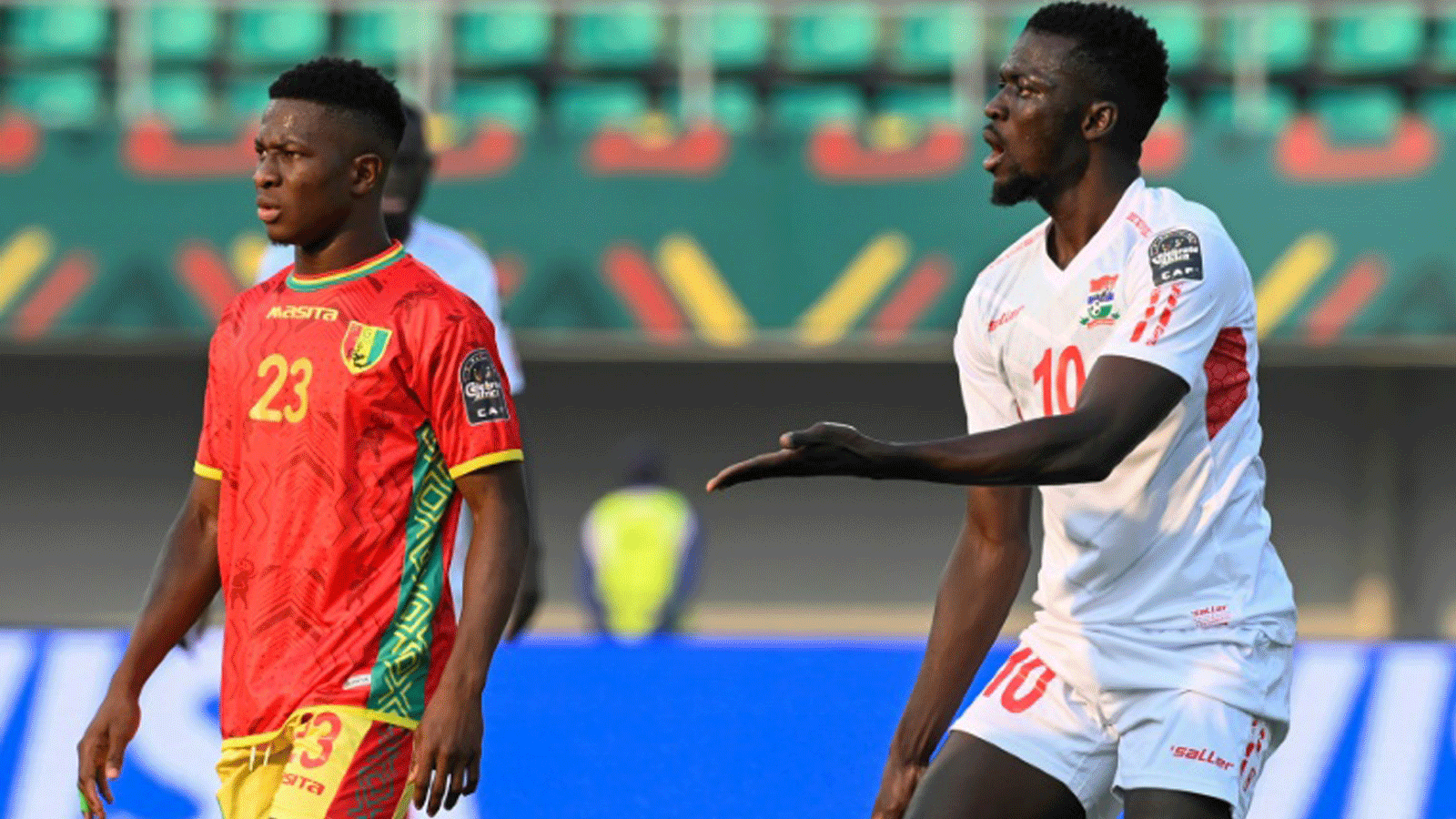 مهاجم غامبيا موسى بارو (إلى اليسار) صاحب هدف الفوز أمام منتخب غينيا خلال الدور ثمن النهائي من كأس أمم إفريقيا لكرة القدم في 24 كانون الثاني/يناير 2022