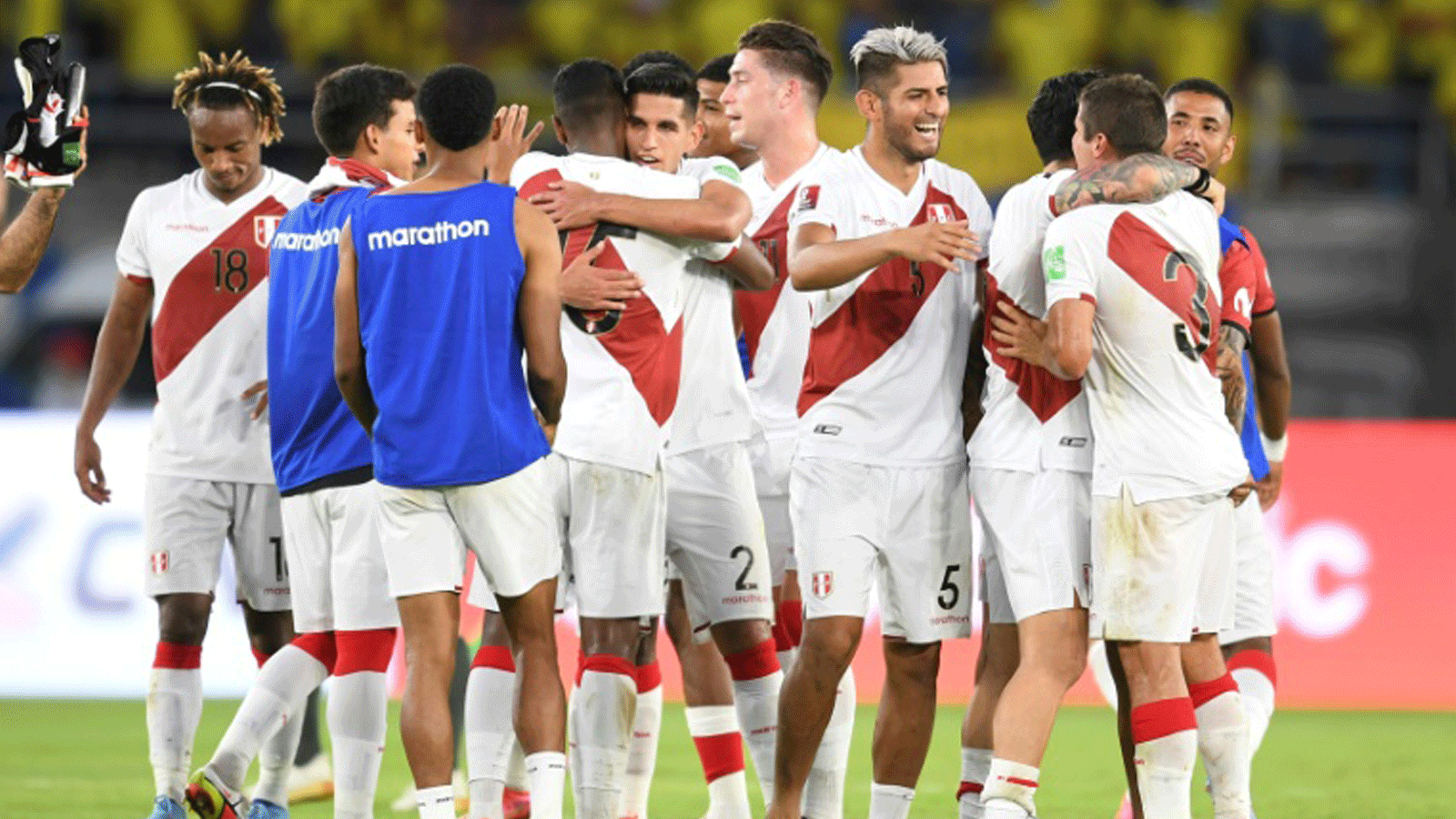لاعبو البيرو يحتفلون بعد تسجيل إديسون فلوريس هدف الفوز في مرمى كولومبيا ضمن تصفيات مونديال 2022