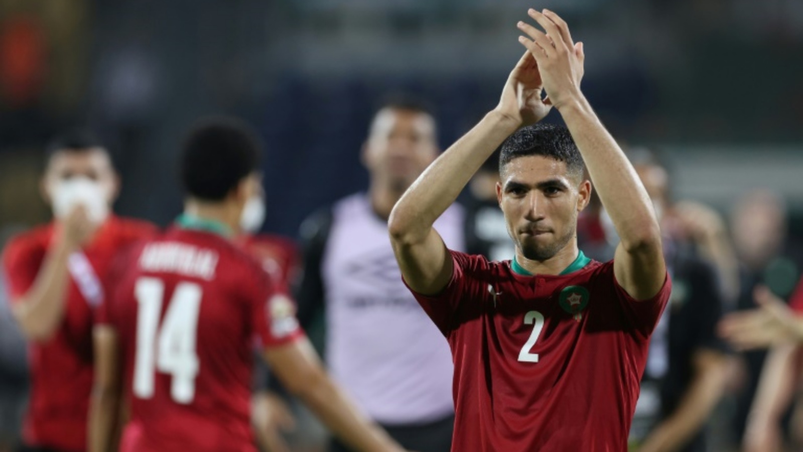 مدافع منتخب المغرب أشرف حكيمي محتفلاً بعد فوز فريقه على ملاوي في ثمن نهائي كأس الأمم الأفريقية. 25 يناير 2022