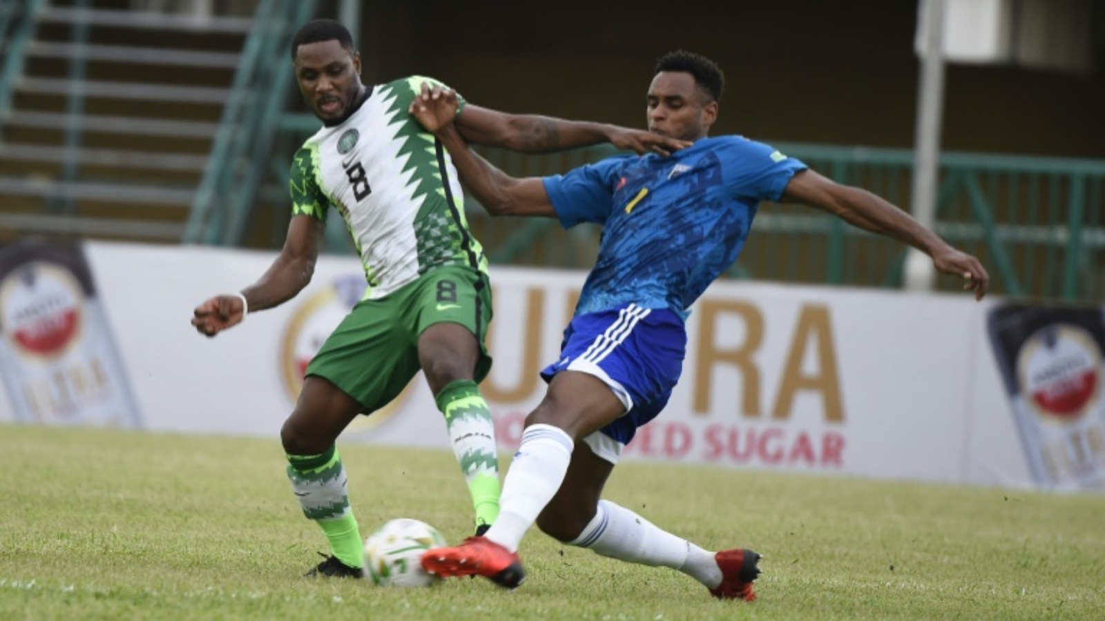 إيغالو (يسار) في مباراة نيجيريا والرأس الأخضر ضمن تصفيات كأس العالم