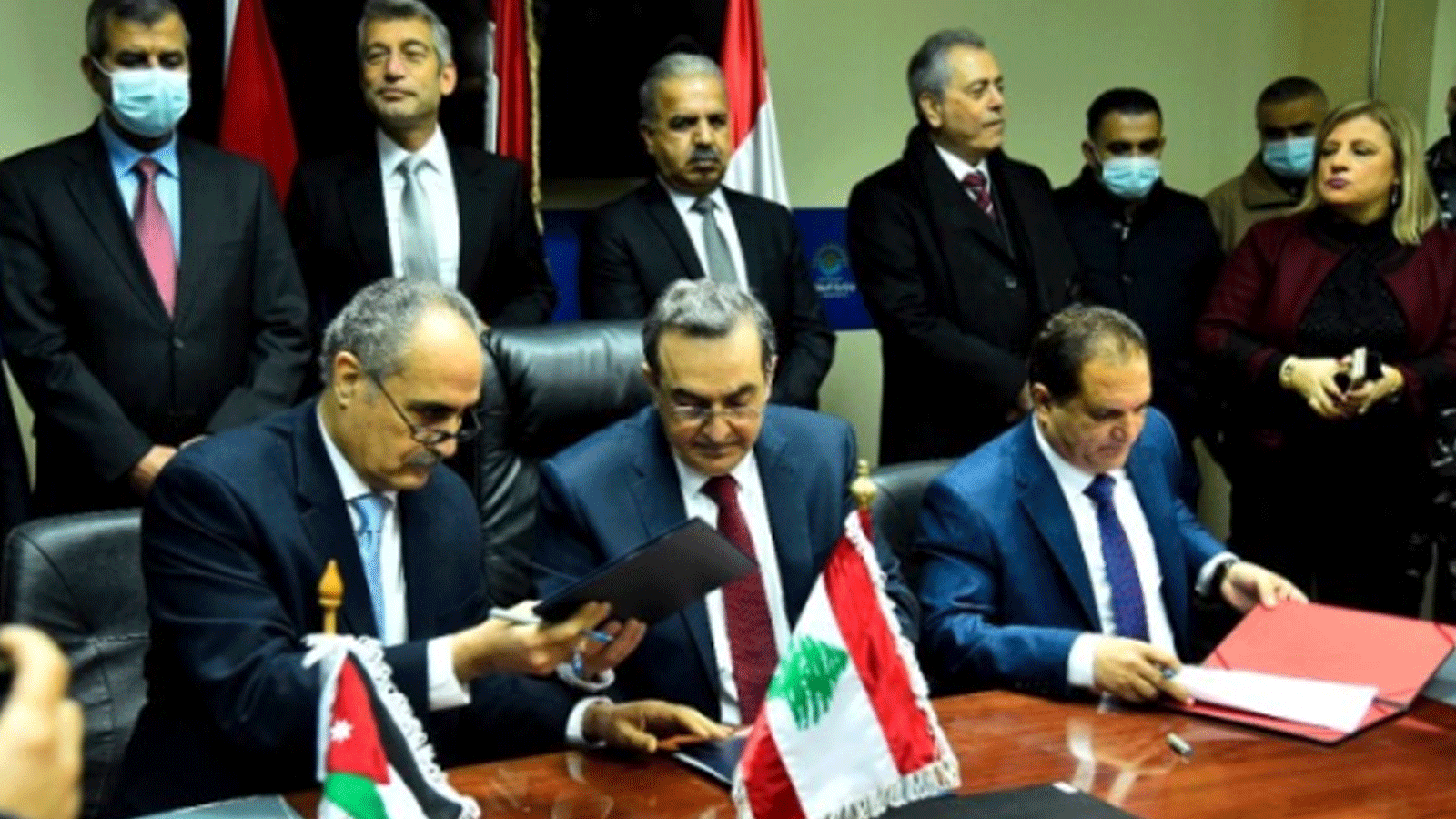 وزير الطاقة وليد فياض وقع مع نظيريه السوري غسان الزامل والأردني صالح الخرابشة، اتفاقية الشراء بين لبنان وسوريا، واتفاقية العبور بينهما وبين الأردن.