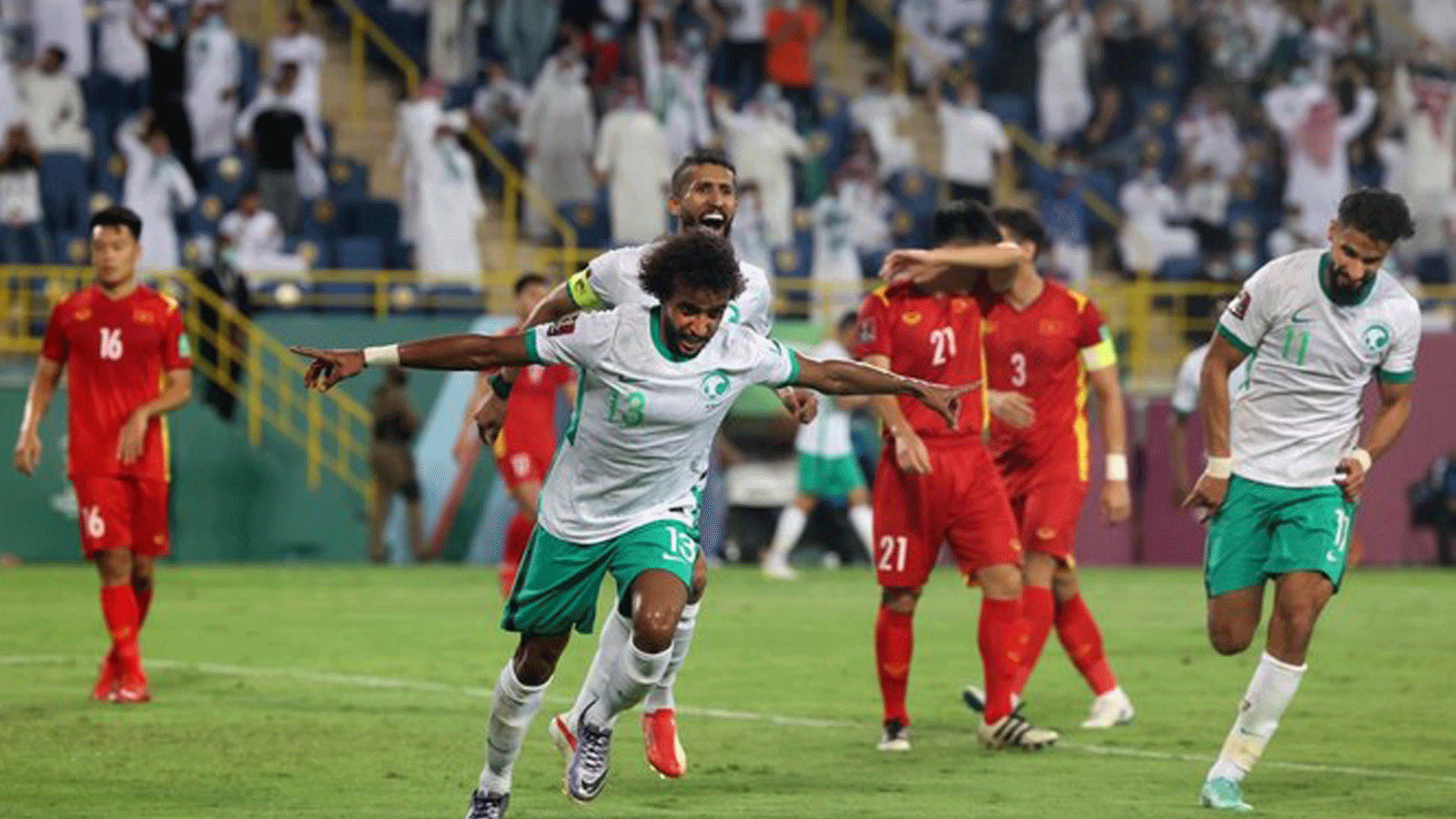 السعودي ياسر الشهراني يحتفل مع زملائه خلال مباراة بين السعودية وفيتنام في التصفيات الآسيوية لمونديال 2022 المؤهلة لكأس العالم لكرة القدم 