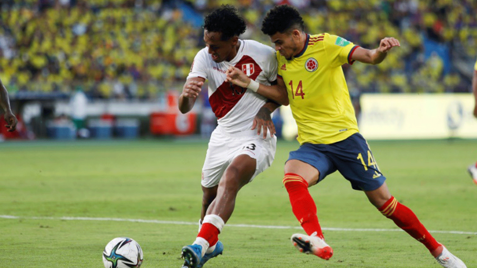 الكولومبي لويس دياس (يمين) خلال مباراة بلاده مع البيرو في تصفيات أميركا الجنوبية المؤهلة لمونديال 2022، بارانكويا، كولومبيا في 28 كانون الثاني/يناير 2022