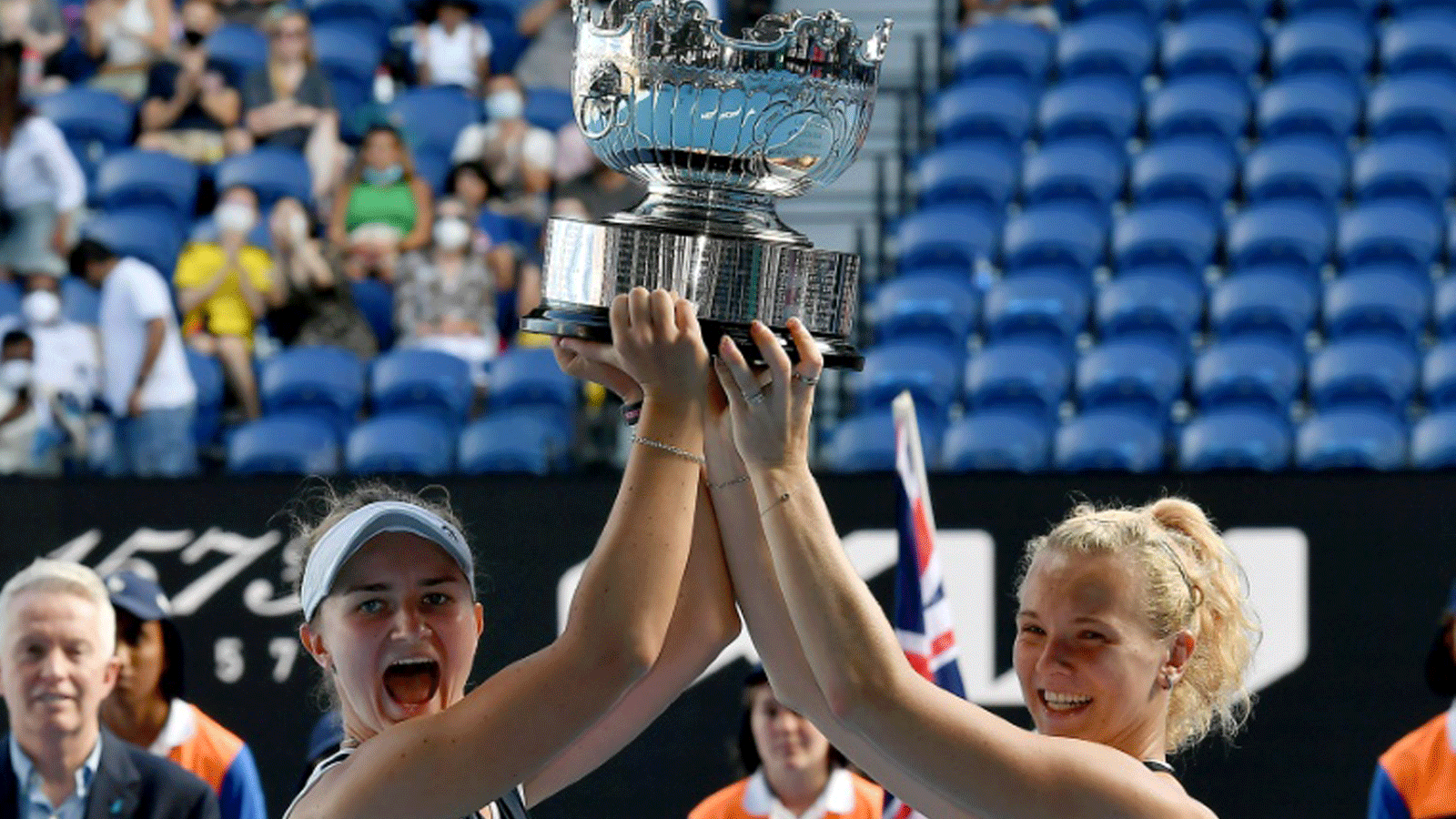 التشيكيتان باربورا كرايتشيكوفا (يسار) وكاتيرينا سينياكوفا ترفعان الكأس بعد تتويجهما بلقب زوجي السيدات في بطولة أستراليا المفتوحة لكرة المضرب، ملبورن في 30 كانون الثاني/يناير 2022