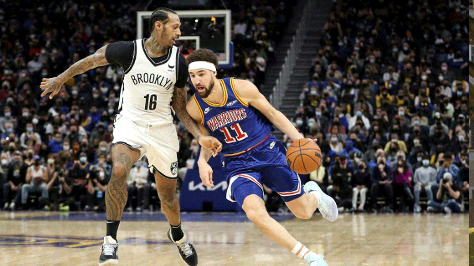 كلاي تومسون (رقم 11) خلال مباراة فريقه غولدن ستايت ووريرز وضيفه بروكلين نتس في دوري كرة السلة الأميركي للمحترفين، سان فرانسيسكو، كاليفورنيا في 29 كانون الثاني/يناير 2022