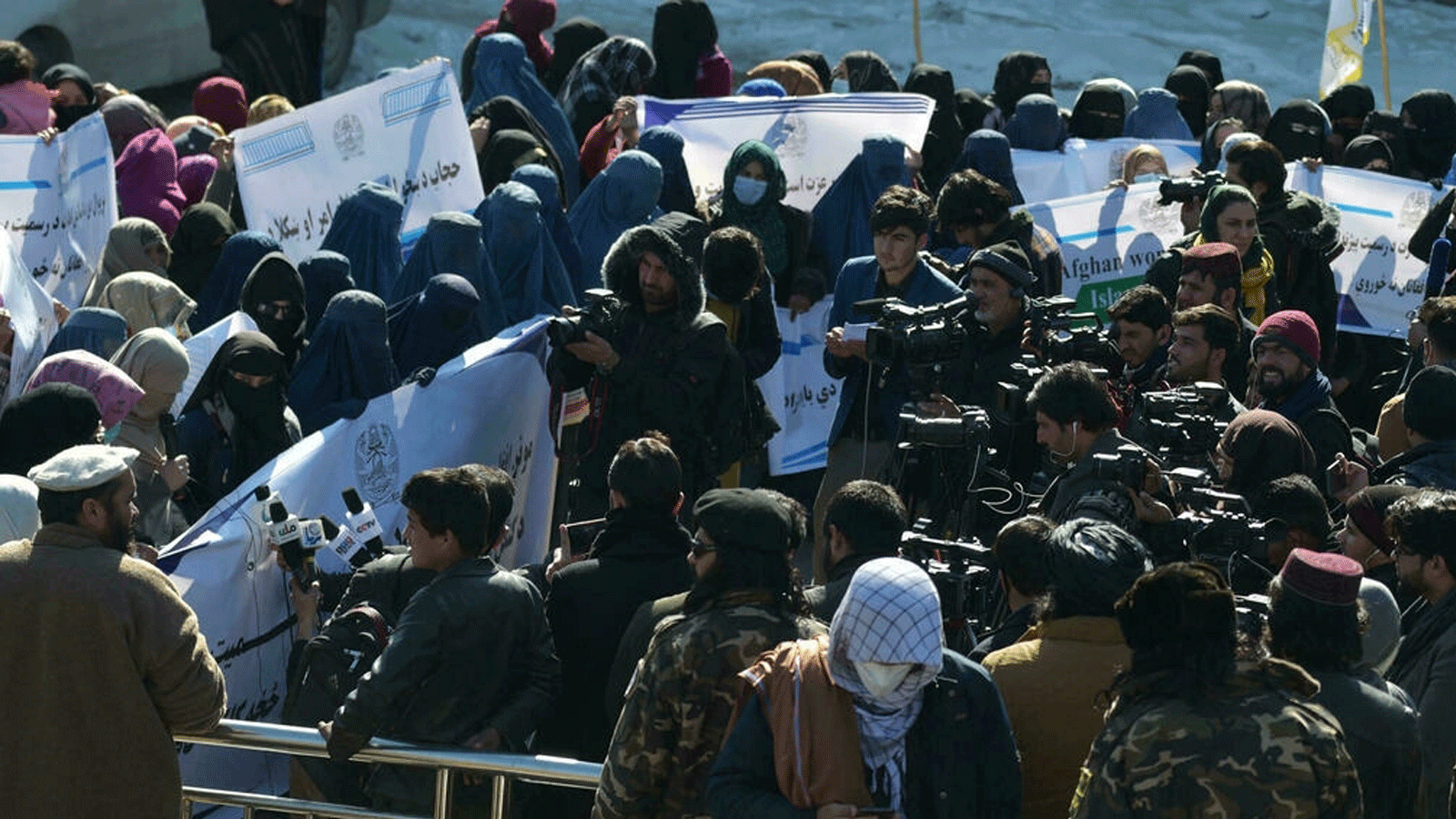 صحفيون أفغان يغطون مظاهرة للنساء دعما لنظام طالبان أمام السفارة الأميركية في كابول