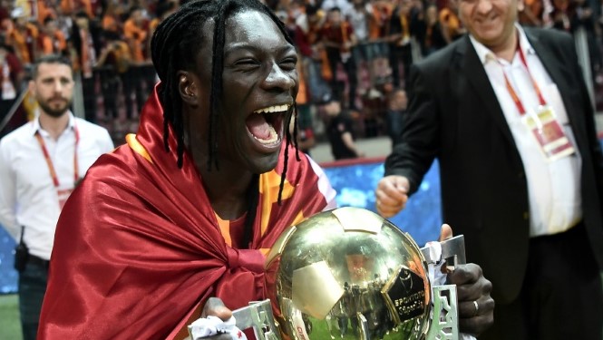 المهاجم الفرنسي بافيتيمبي غوميس يحتفل بفوزه مع غلطة سراي بلقب الدوري التركي لكرة القدم في 20 ايار/مايو 2018