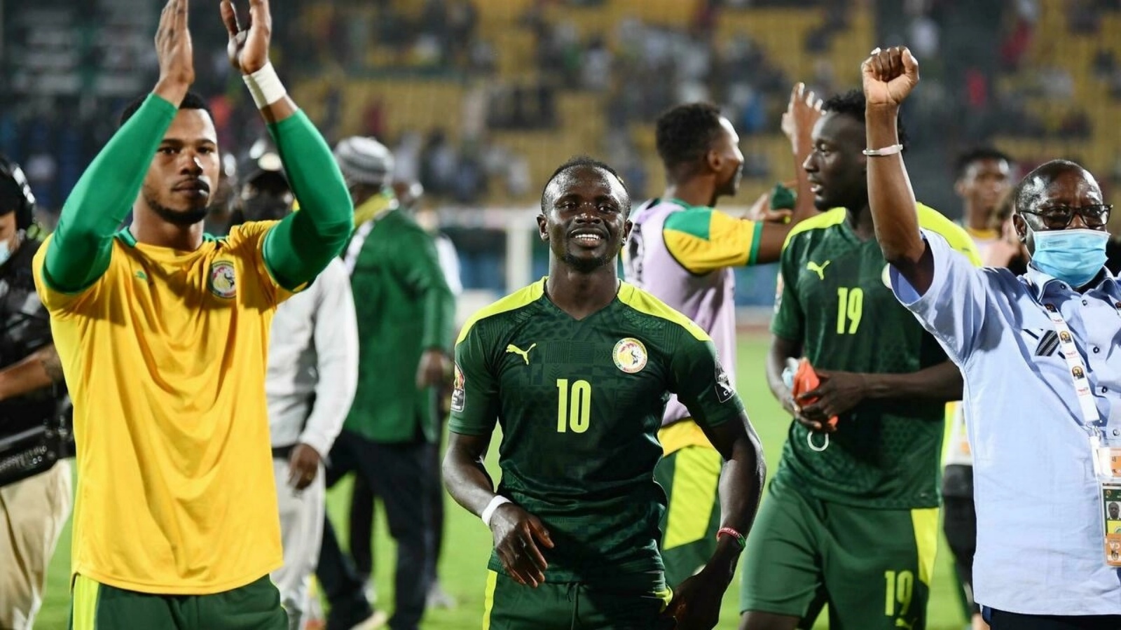 احتفال لاعبي السنغال بعد الفوز على غينيا الاستوائية في ربع نهائي كأس الأمم الإفريقية 2021 في ياوندي في 30 يناير 2022