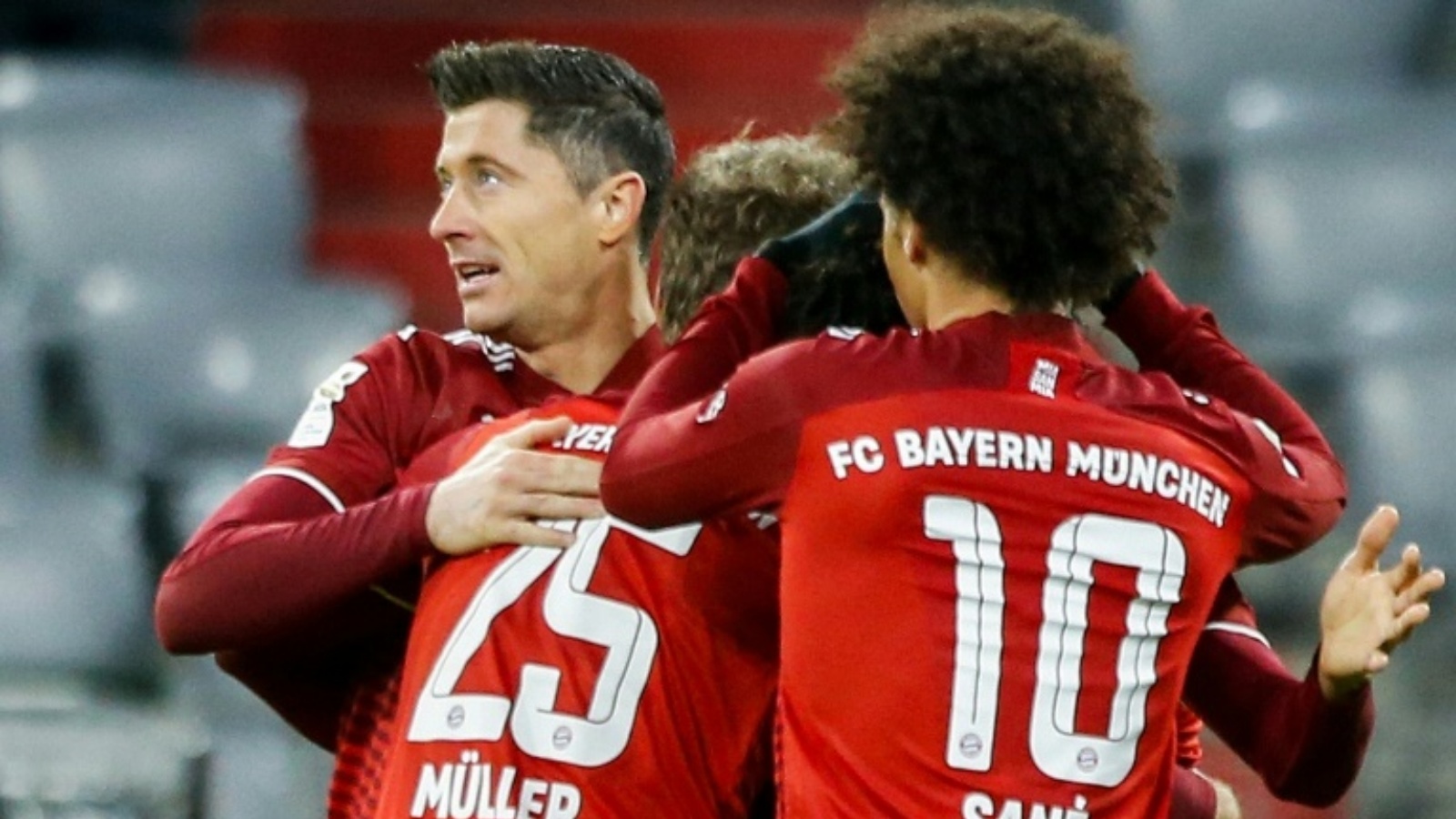 لاعبو بايرن ميونيخ يحتفلون بهز شباك لايبزيغ (3-2) في الدوري الألماني في الخامس من فبراير 2022.
