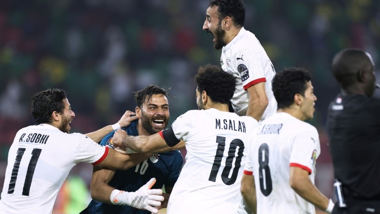 لاعبو مصر يحتفلون بتأهلم الى نهائي كأس أمم إفريقيا لكرة القدم بعد فوزهم بركلات الترجيح على الكاميرون المضيفة في ملعب 