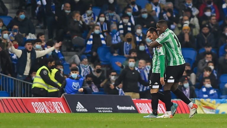 مهاجم ريال بيتيس خوانمي (يسار) يحتفل مع زميله البرتغالي وليم كارفاليو بتسجيل الهدف الثاني في مرمى ريال سوسييداد في ربع نهائي كأس إسبانيا في 3 شباط/فبراير 2022