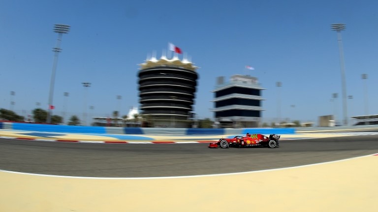 لقطة لسيارة فيراري الخاصة بابن موناكو شارل لوكلير على حلبة البحرين الدولية. الصخير في 12 اذار/مارس 2021