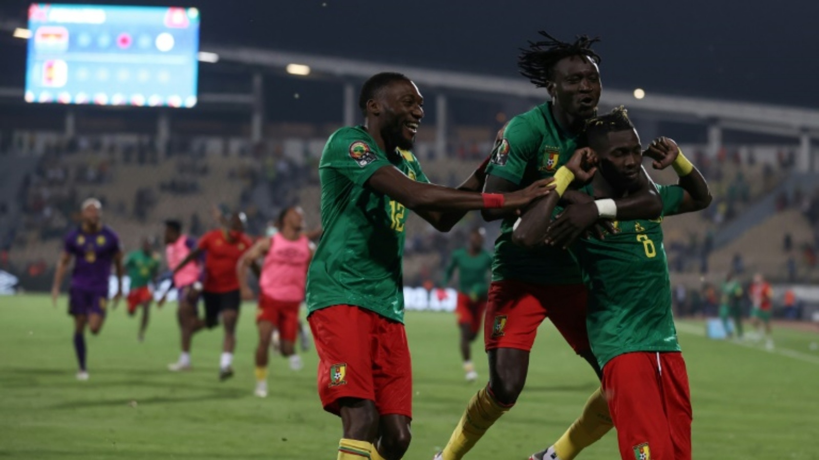 لاعبو المنتخب الكاميروني يحتفلون بالفوز على بوركينا فاسو بركلات الترجيح في مباراة الترضية في كأس الأمم الأفريقية في 5 فبراير 2022.