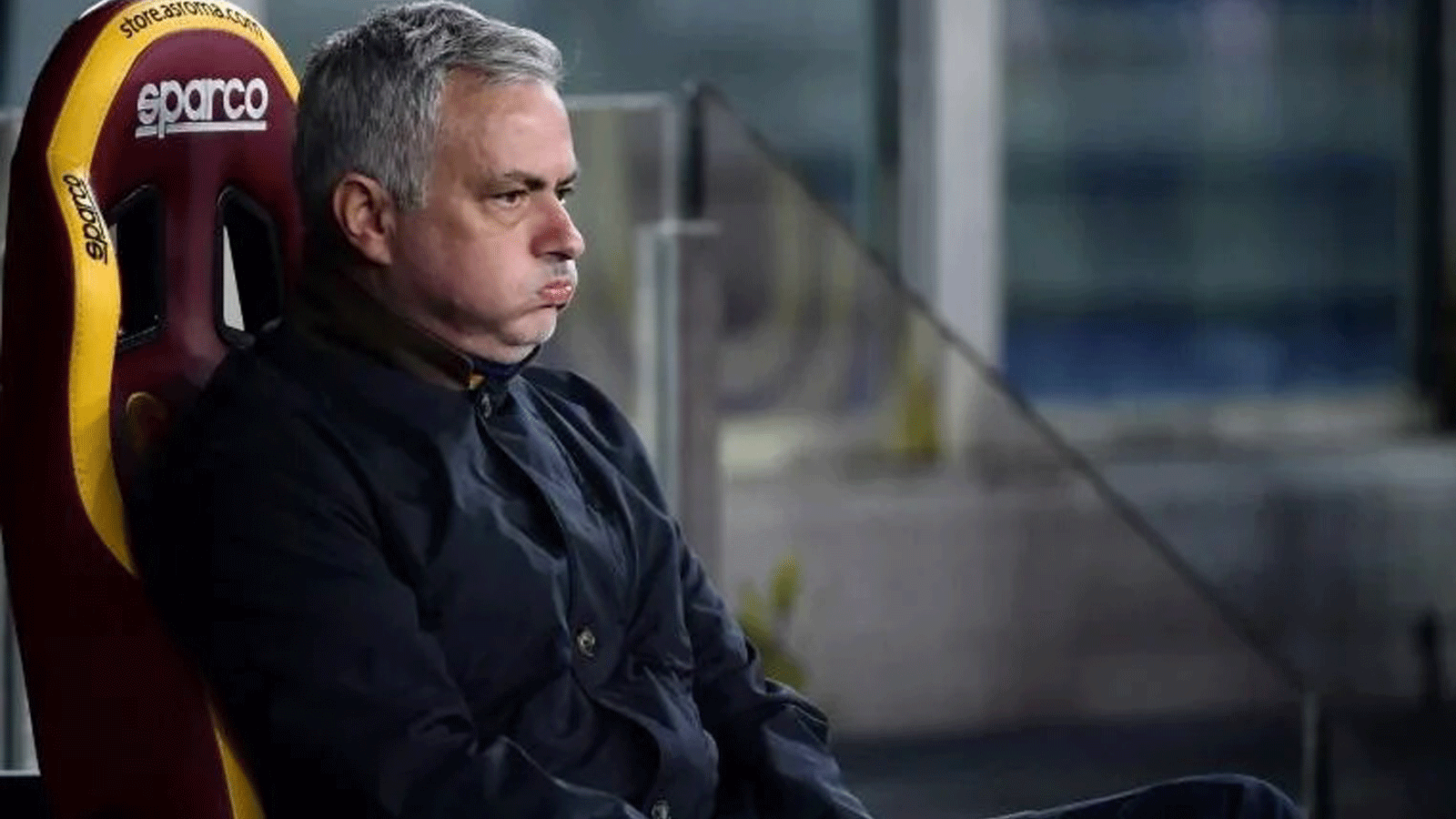  جوزيه مورينيو يبدو غاضباً من خسارة فريقه الحالي روما أمام فريقه القديم إنتر ميلان 