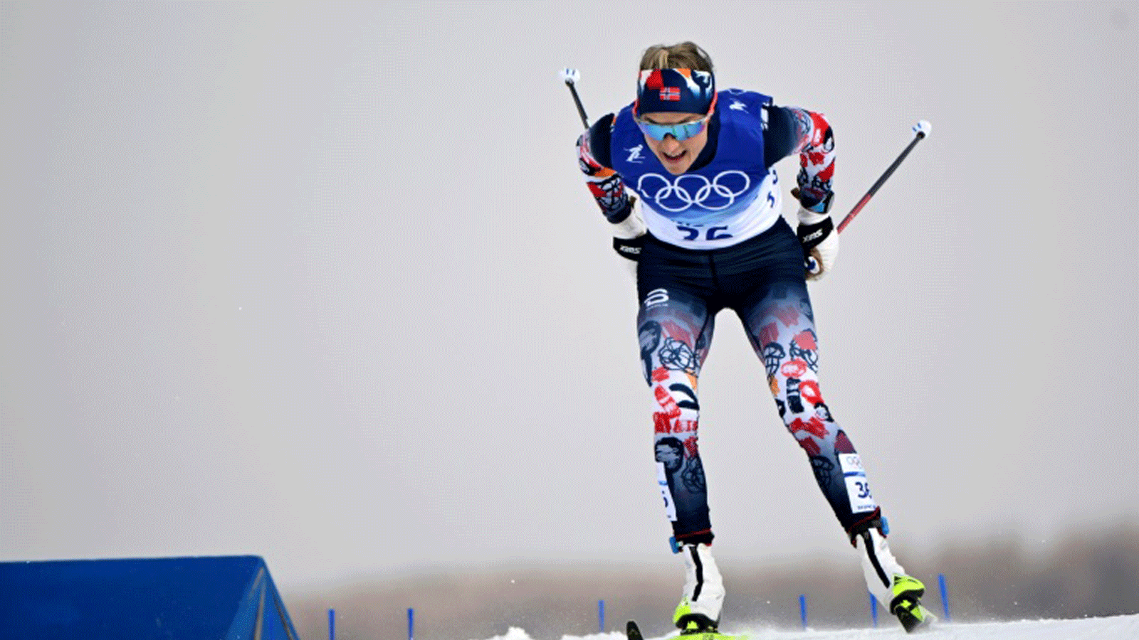 النروجية تيريز يوهوغ خلال مشاركتها في سباق تزلج المسافات الطويلة (10 كلم) خلال اولمبياد بكين. 10 شباط/فبراير 2022