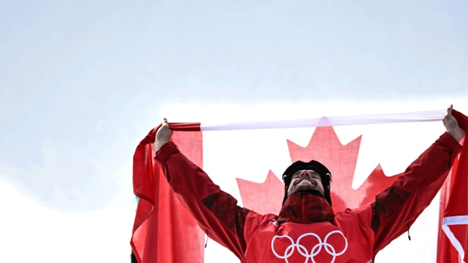 حمل باروت العلم الكندي بعد تتويجه في مسابقة سلوب ستايل في ألواح التزلج