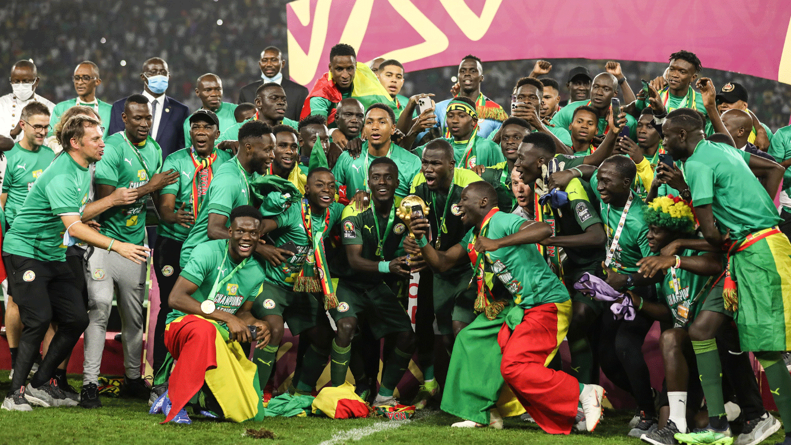لاعبو منتخب السنغال يستلمون الكأس وحتفلون بعد فوزهم على مصر بركلات الترجيح 4-2 في نهائي كأس أمم إفريقيا في الكاميرون في 6 شباط/فبراير 2022 (صورة من صفحة الاتحاد الافريقي لكرة القدم على تويتر)