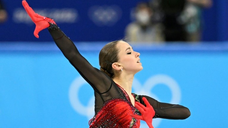 الروسية كاميلا فالييفا لدى مشاركتها ضمن منتخب بلادها في مسابقة الفرق للتزحلق الفني على الجليد في اولمبياد بكين الشتوي. 7 شباط/فبراير 2022
