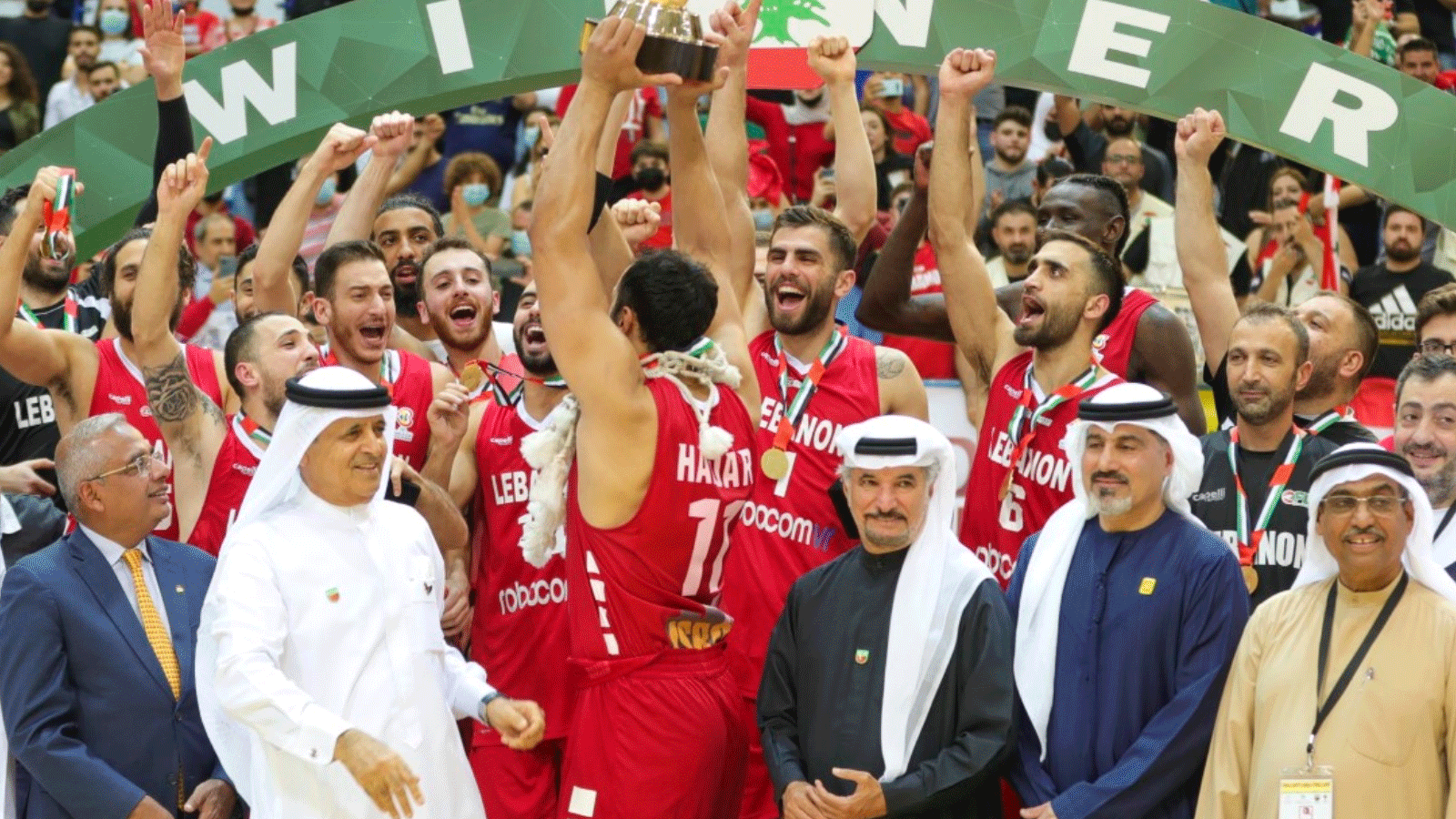 لقطة احتفالية متداولة عبر تويتر لمنتخب لبنان في كرة السلة، من اللحظات الاحتفالية خلال تسليم الكأس