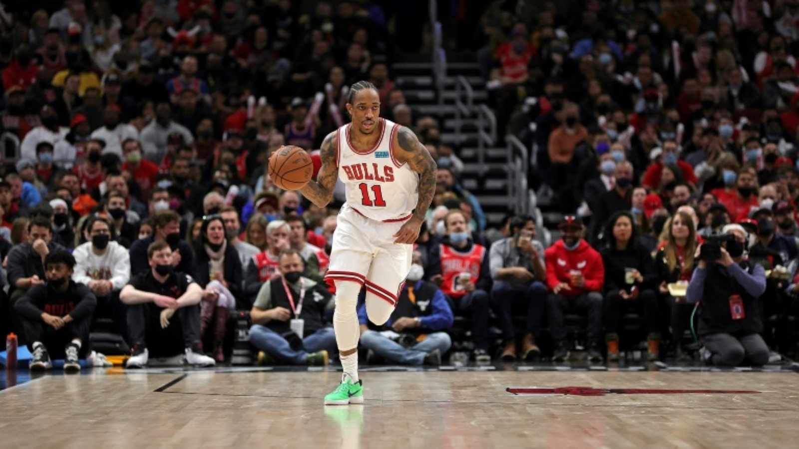 ديروزان يسجل 30 نقطة أو أكثر في سبع مباريات متتالية، ويحقق رقماً قياسياً مع فريقه بمباراته السادسة على التوالي التي يسجل فيها أكثر من 35 نقطة، متخطياً الأسطورة مايكل جوردان في موسم 1996-1997