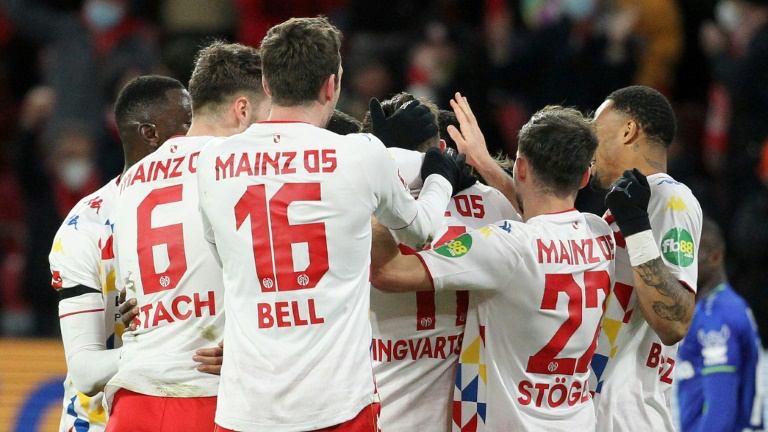 لاعبو ماينتس يحتفلون بالفوز على باير ليفركوزن خلال لقاء الفريقين في الدوري الالماني في ماينتس في 18 شباط/فبراير 2022